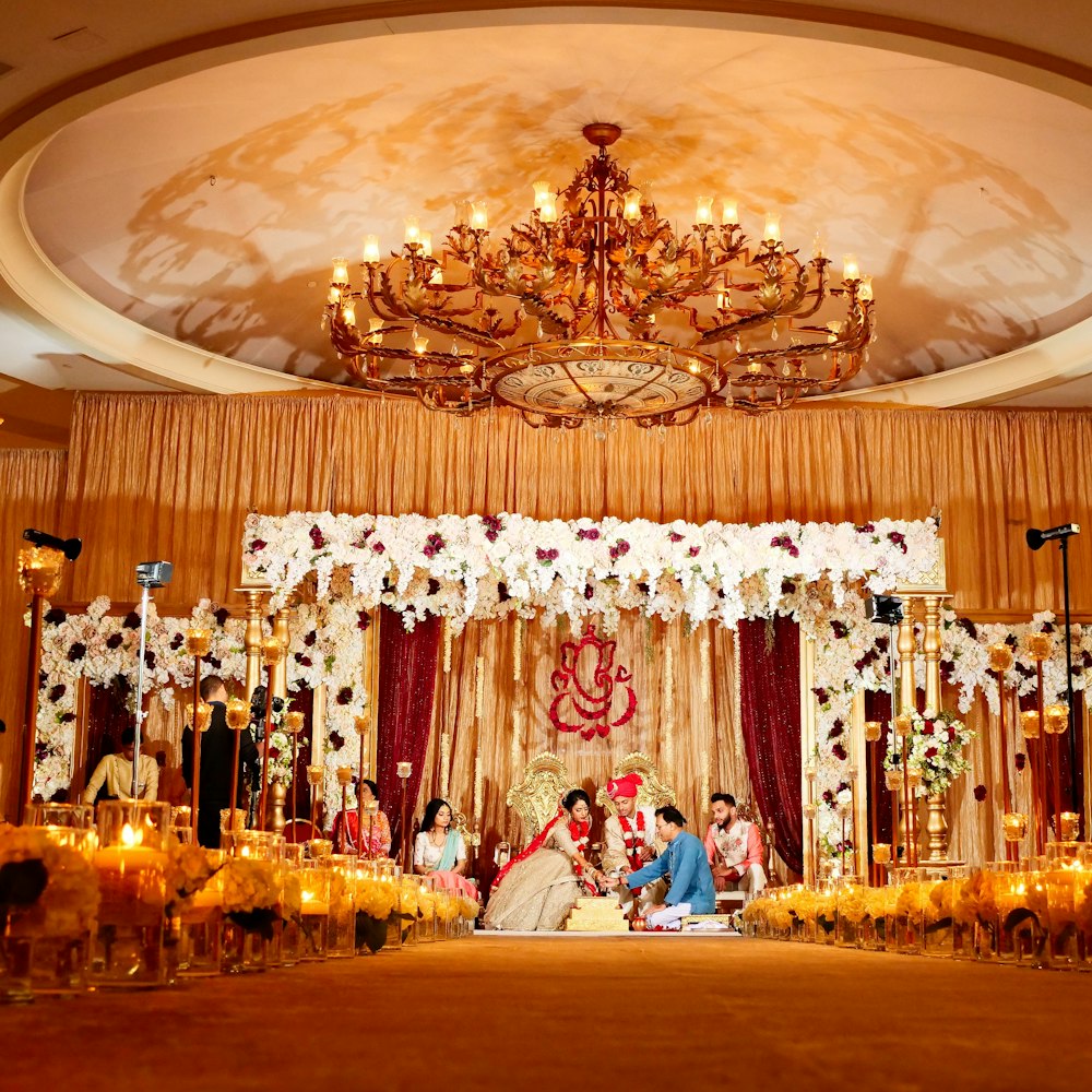 Pelaminan di ballroom dengan lampu kristal