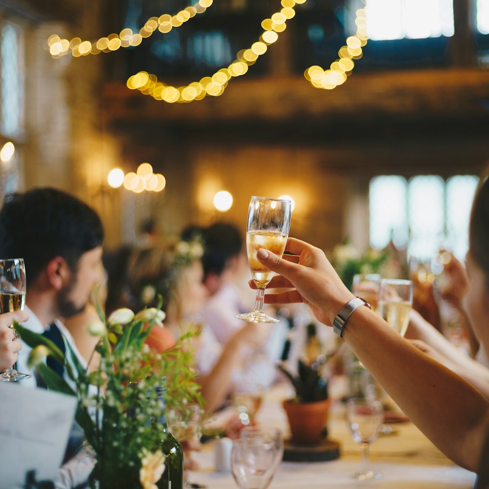 Tamu bersulang untuk pengantin